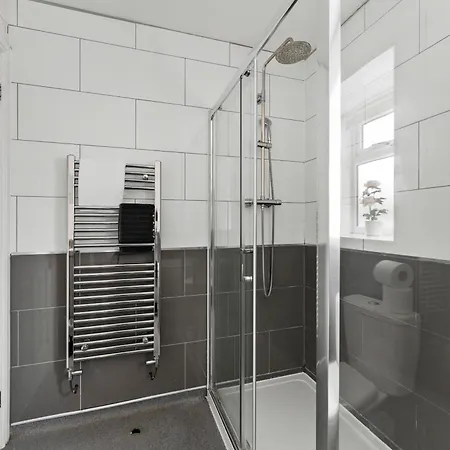 Spacious - Parking & Wifi Apartman